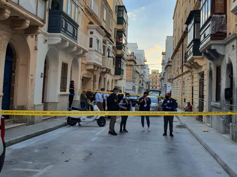 Ħaddiem fil periklu tal mewt wara li waqa tliet sulari fil Gżira talk mt