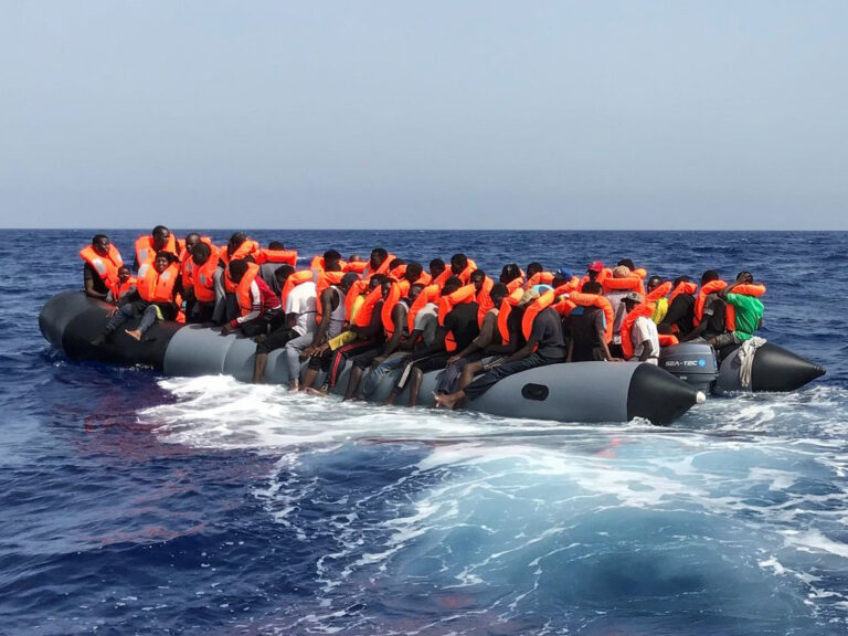Grupp ta’ immigranti se jiddaħħlu u jinżammu f’detenzjoni