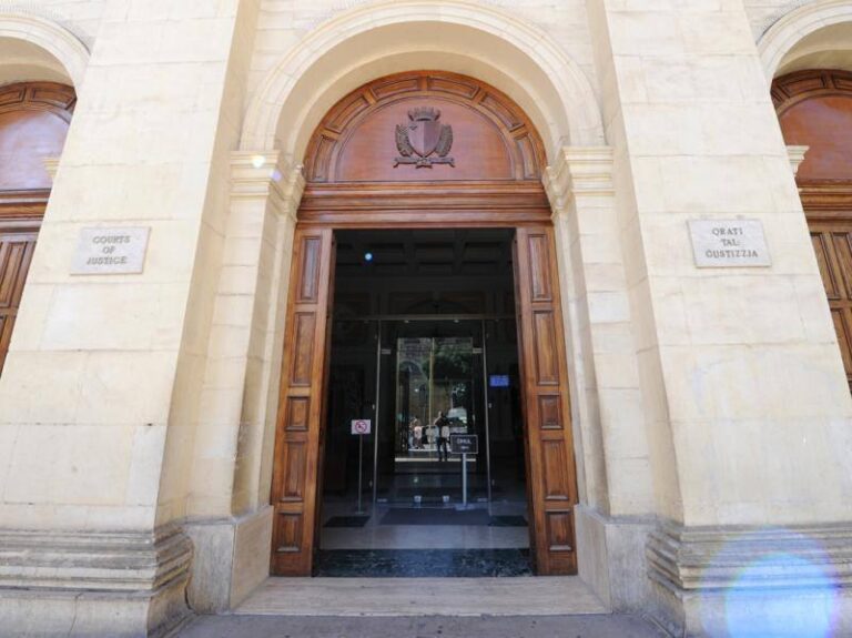 Mixli li ħebb għas-sieħba tiegħu wara li allegatament sabilha chats ma’ rġiel oħra fuq il-mobile tagħha