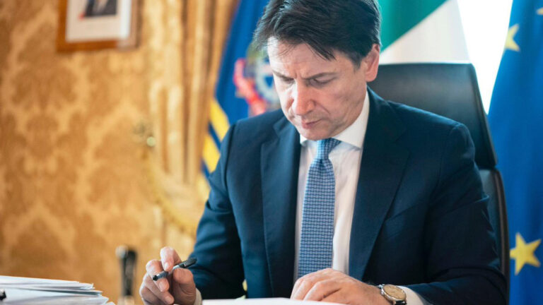 Il-PM Taljan Giuseppe Conte jkompli jissielet biex isalva lill-Gvern hekk kif jiffaċċja lis-Senat