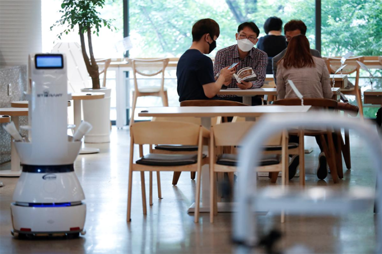 Kafetterija fil-Korea t’Isfel “timpjega” robots biex timminimizza t-tixrid tal-Covid-19