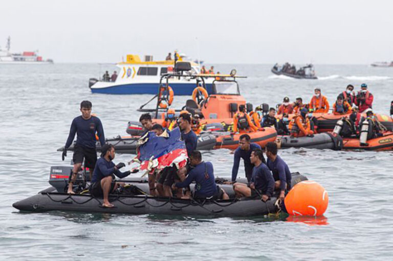 Tkompli t-tfittxija għall-kaxxi s-suwed tal-ajruplan li ġġarraf fl-Indoneżja