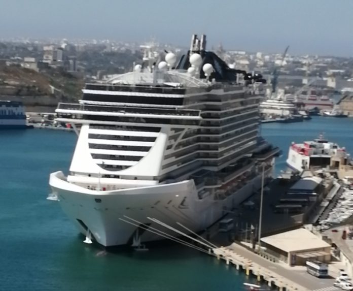 Cruise liner 210510a