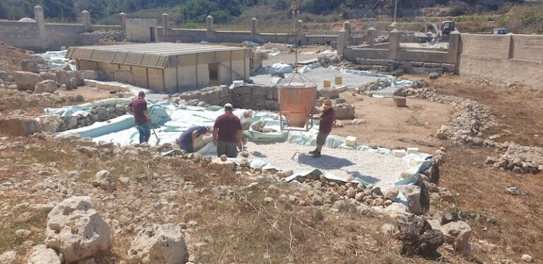 Il-Banjijiet Rumani ta’ Għajn Tuffieħa jitgħattew b’materjal protettiv biex jibqgħu kkonservati