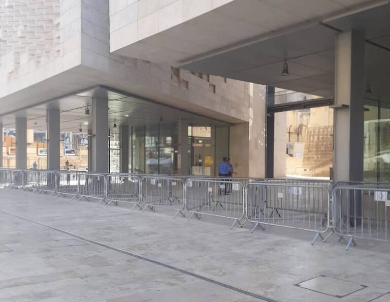 Jintramaw diversi barriers quddiem il-Parlament