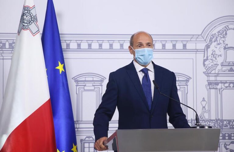 “Pajjiżi oħra qed jitħabtu… aħna se nkomplu nnaqqsu r-restrizzjonijiet”