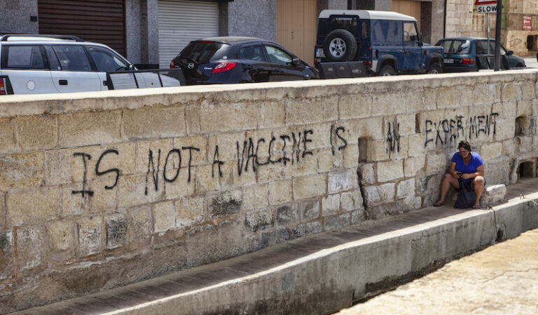 Graffiti b’messaġġi kontra t-tilqima tal-Covid-19