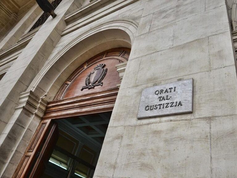 Mixli li pprova jisraq oġġetti minn fuq dgħajsa
