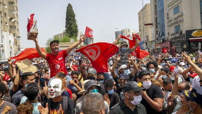 Il-Prim Ministru Tuneżin imkeċċi wara protesti vjolenti fuq il-Covid-19