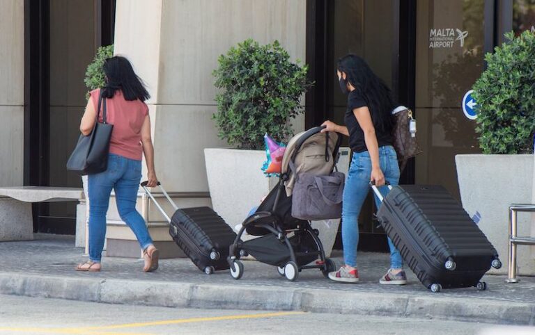 Persuni deħlin minn żoni ħomor skuri b’obbligu ta’ kwarantina f’lukanda