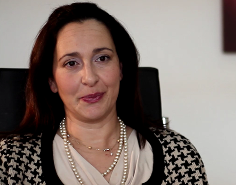 Il-Bank Pilatus u Claude-Anne Fournier jitressqu l-Qorti fuq ħasil ta’ flus