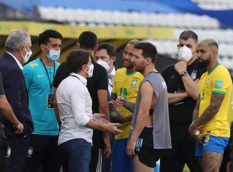 Brażil v Arġentina sospiża wara ftit minuti minħabba li tliet players Arġentini kisru r-regoli tal-kwarantina