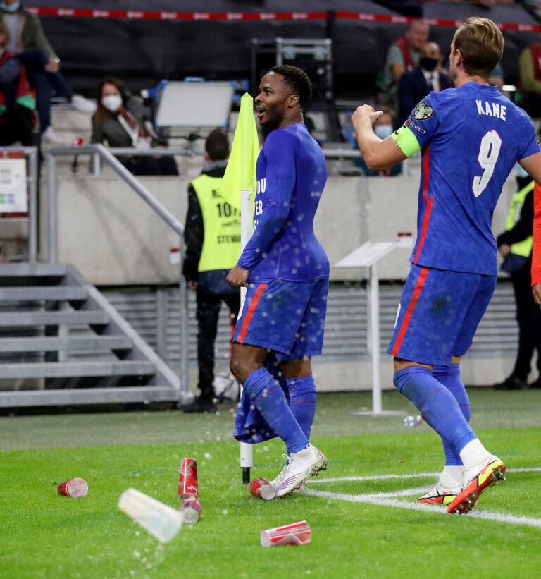 Il-FIFA tinvestiga abbuż razzjali mmirat lejn Rahemm Sterling u Jude Bellingham