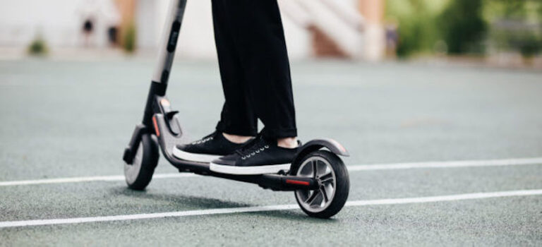 Jindarab gravi wara li waqa’ minn fuq l-e-kick scooter
