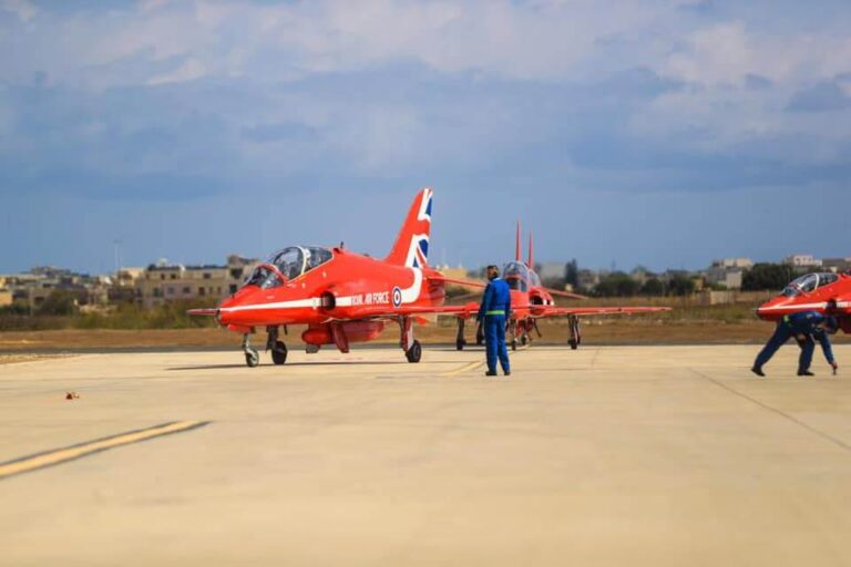 Ir-Red Arrows jaslu pajjiżna