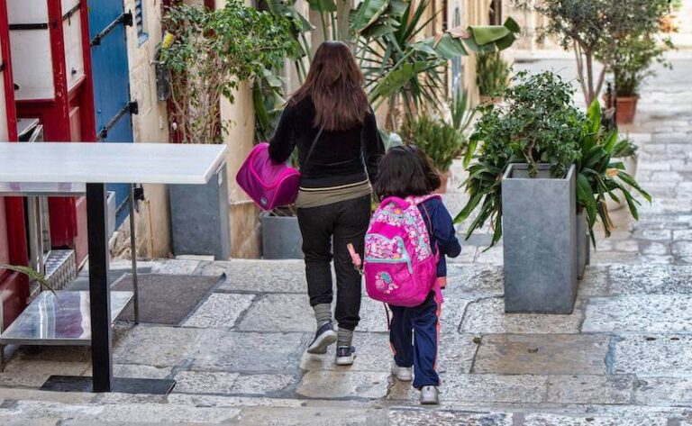 L-IRWOL TAL-ĠENITURI FIL-VJAĠĠ EDUKATTIV TA’ WLIEDHOM