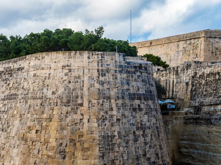 Erba’ persuni se jitressqu l-Qorti wara li ħeġġew persuna taqbeż mis-sur tal-Belt Valletta
