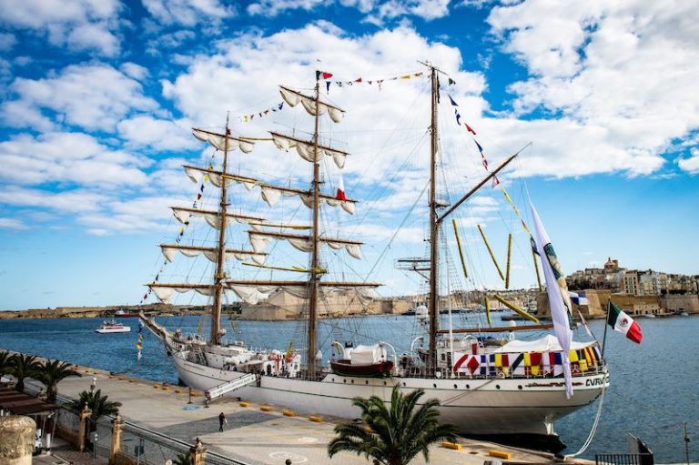 Bastiment tan-Navy Messikana jiġbed l-għajn fil-Port il-Kbir
