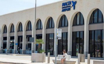 Erbat irġiel jammettu li serqu minn ħanut fl-ajruport
