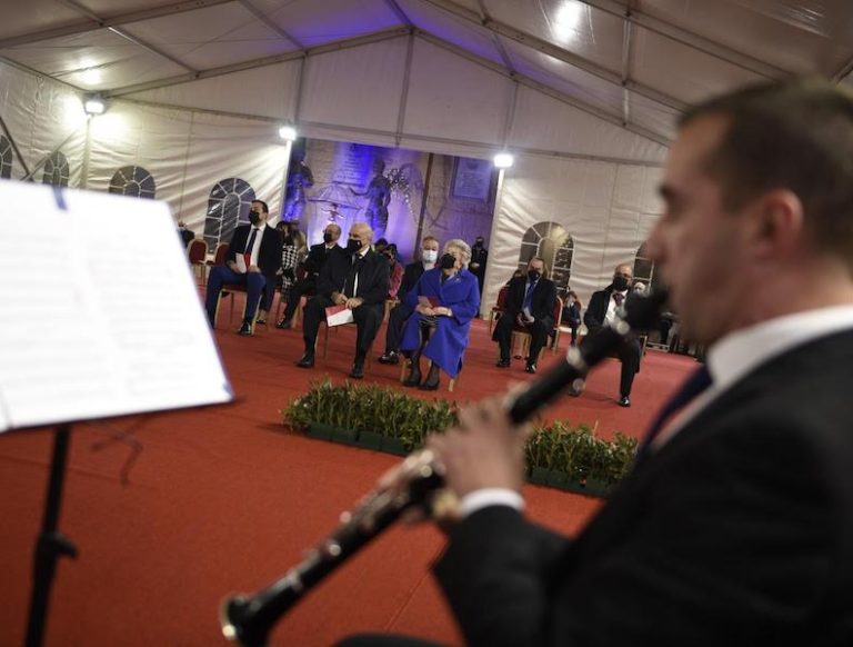 “Skont il-kostituzzjoni, il-liġijiet li jgħaddu mill-Parlament iridu jiġu ffirmati mill-President kważi fl-immedjat”