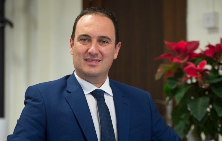 “Nemmnu li se jmexxi b’mod konsistenti u pożittiv”