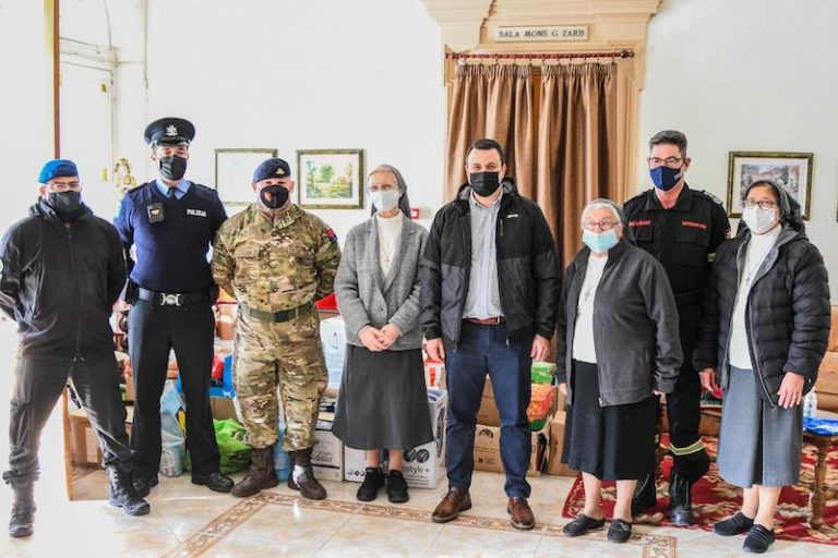Djar tat-tfal megħjuna mill-forzi dixxiplinati