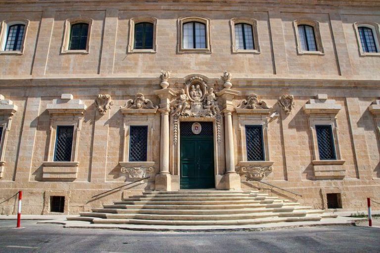 Il-Knisja tgħid li huwa inuman u llegali li n-nies jitħallew mitluqa bejn sema u ilma