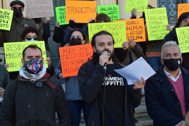 Protesta quddiem il-Kurja minn residenti Għawdxin