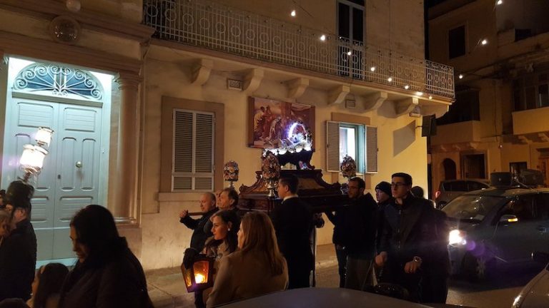 Jibdew il-preparamenti biex issir id-dimostrazzjoni tal-Bambin