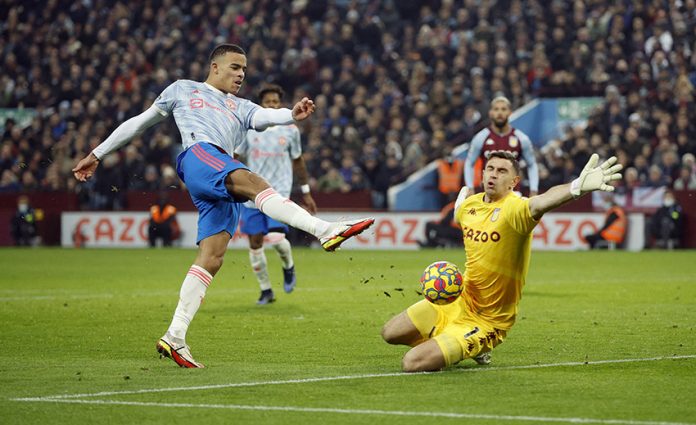 Premier League - Aston Villa v Manchester United