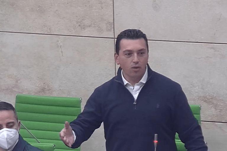 “Ir-riżultati ma ġġibhomx mill-Facebook iżda billi tgħix il-politika kuljum”