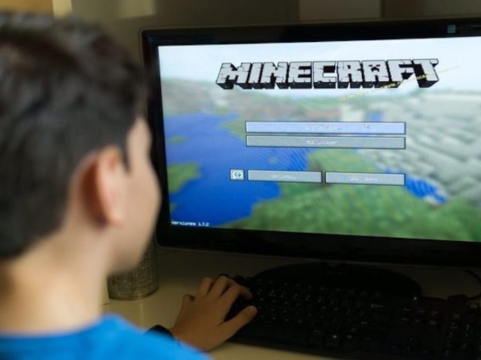 kid play minecraft