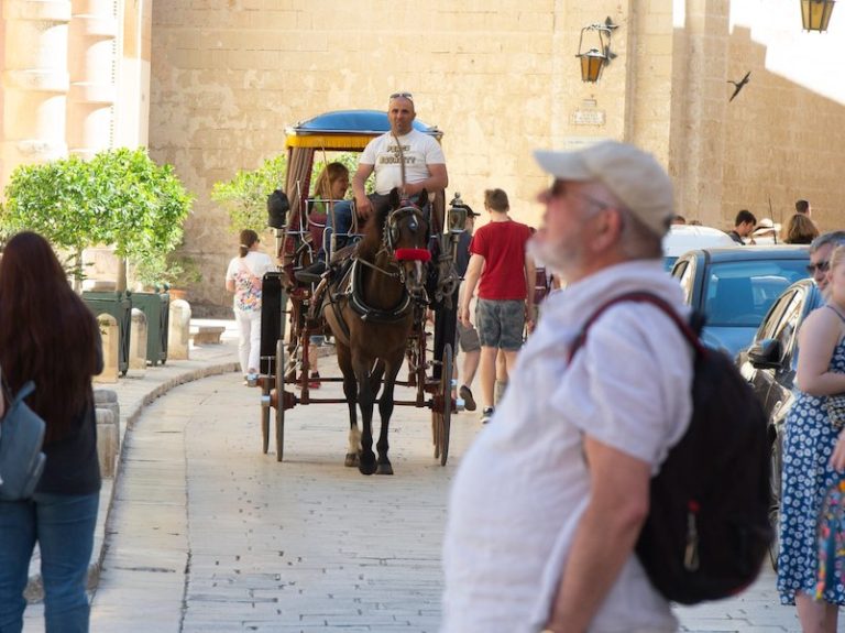 Il-każi attivi jinżlu taħt l-2,000… tmut persuna