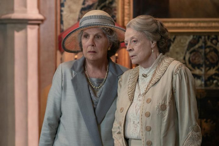 Penelope Wilton u Maggie Smith f'Downton Abbey - A New Era