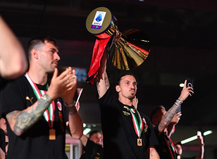 AC Milan players celebrate with fans after winning the Serie A