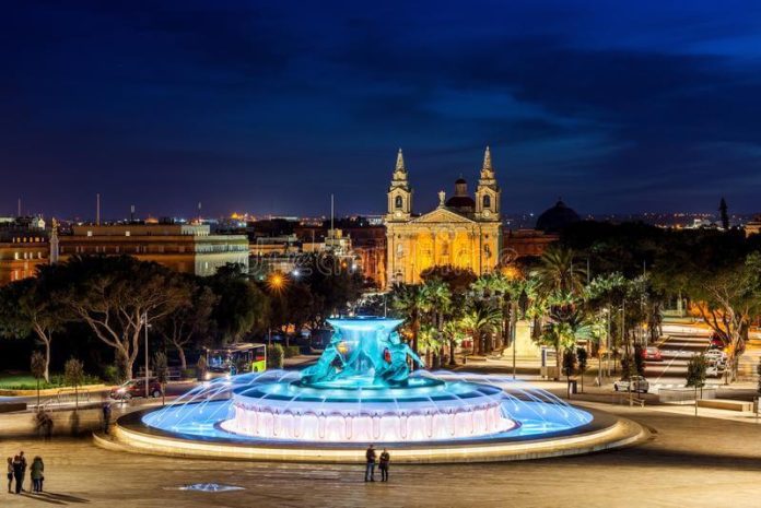 night-photo-triton-fountain-valletta-malta-113441505