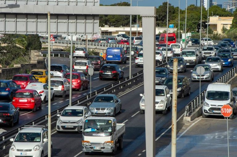 IL-MALTIN JIVVJAĠĠAW L-AKTAR BIL-KAROZZI TAGĦHOM