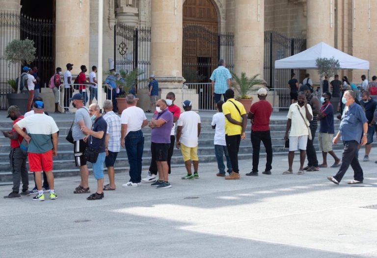 Il-każi attivi jitilgħu għal 3,295 … imutu ħames persuni