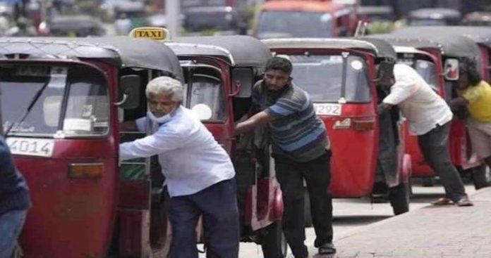 Long-queue-three-wheelers-SriLanka-2207070343-fb-2933907296
