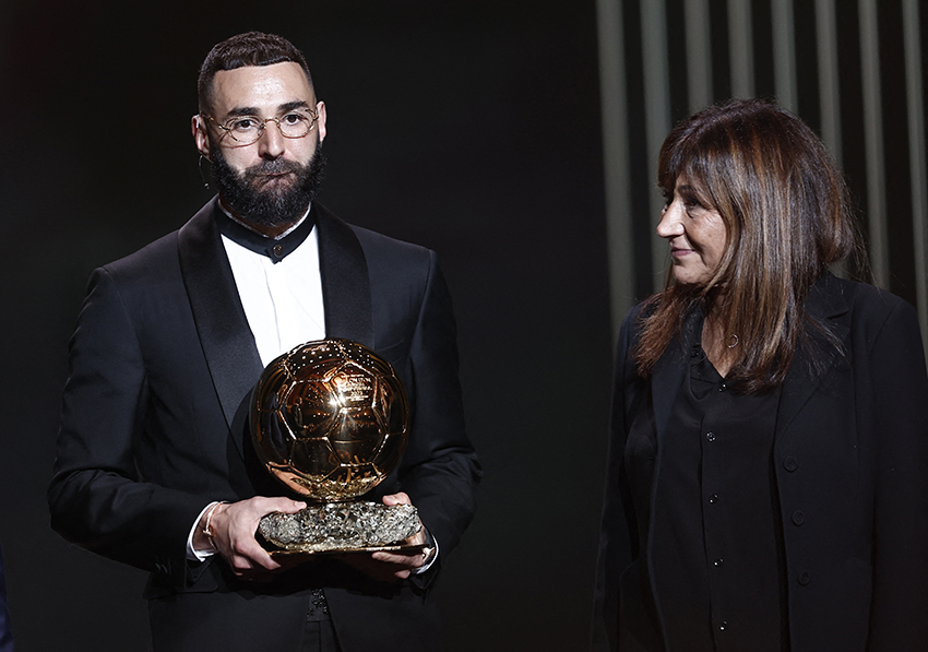 Karim Benzema Se Ji elebra R reb Tal Ballun Tad Deheb Fil belt Ta 