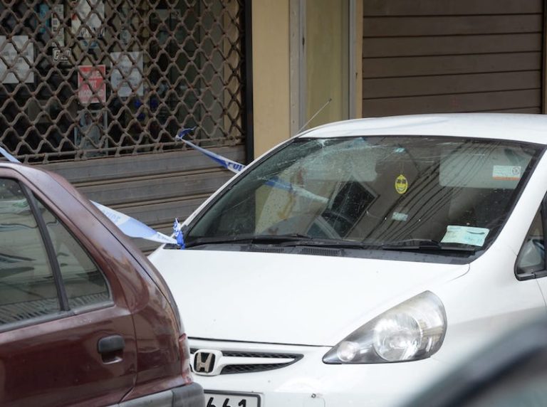 AĠĠORNAT: Tifel fil-periklu tal-mewt wara li waqa’ tliet sular għal fuq karozza
