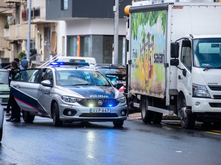 Mara tinqabad fil-fatt tisraq minn vann fi Gwardamanġa