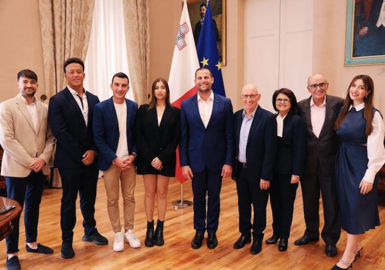 Il-PM jiltaqa’ ma’ grupp ta’ Maltin wara ż-żjara tagħhom fil-Ghana