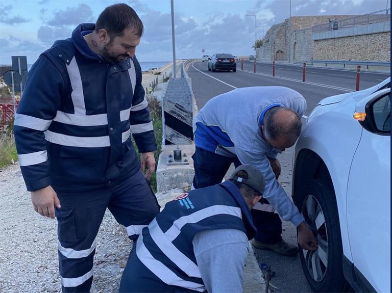 Ħaddiema tad-Diviżjoni tal-Indafa u Manutenzjoni jieqfu jgħinu raġel fi Triq il-Kosta