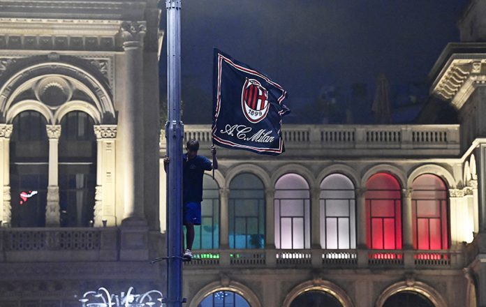 AC Milan fans celebrate after winning the Serie A