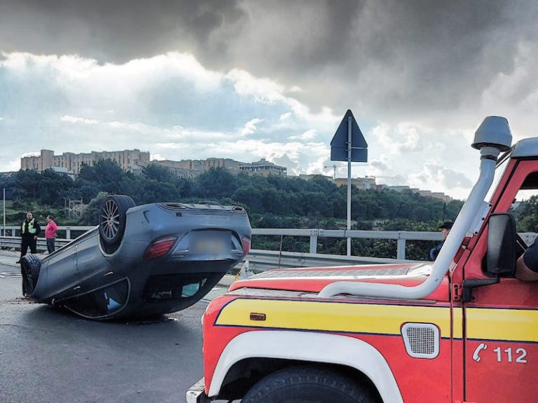 AĠĠORNAT: Żewġt anzjani bi ġrieħi ħfief wara li nqalbu bil-karozza f’San Ġiljan