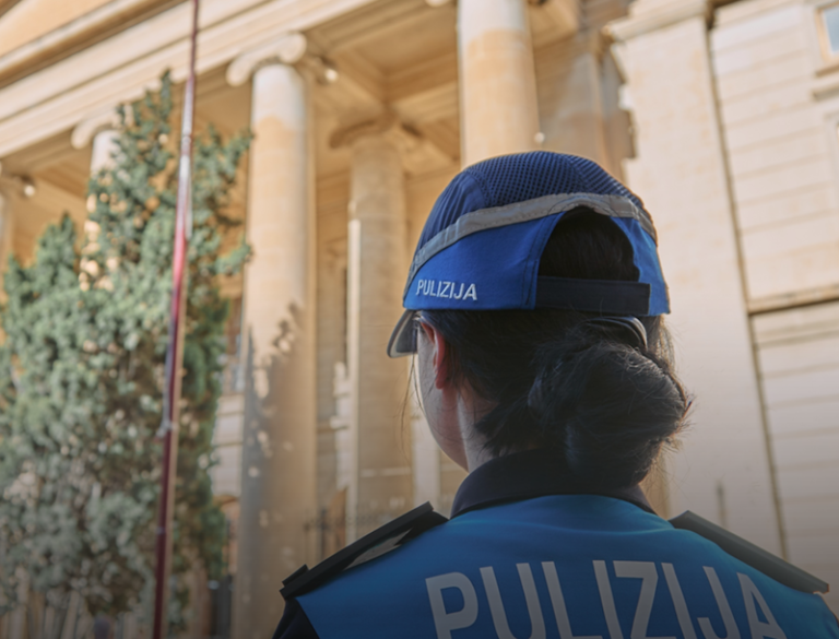 Mara ta’ 50 sena tintbgħat 6 xhur ħabs wara li serqet minn 5 iħwienet