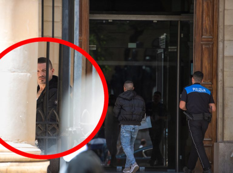Jinżamm arrestat ir-raġel mixli li pprova jsuq għal fuq il-pulizija