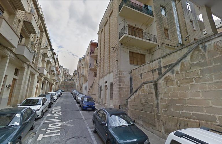 Sentejn ħabs wara li mbotta raġel it-taraġ u weġġgħu f’Bormla