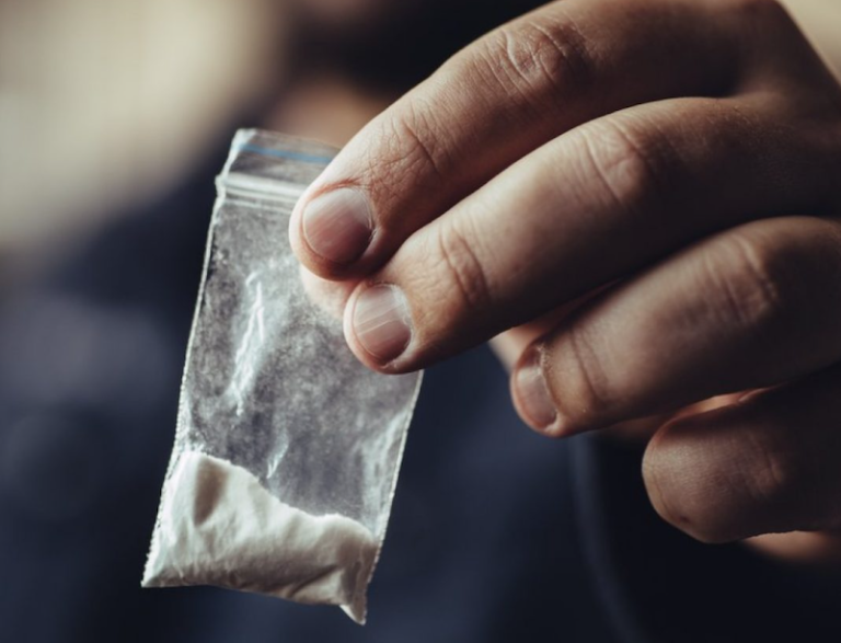 Omm kienet tieħu d-droga quddiem bintha u magħha